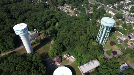 Ein-Blick-Aus-Der-Vogelperspektive-Auf-Wassertürme-In-Einem-Vorstadtviertel-Auf-Long-Island,-New-York,-An-Einem-Sonnigen-Tag