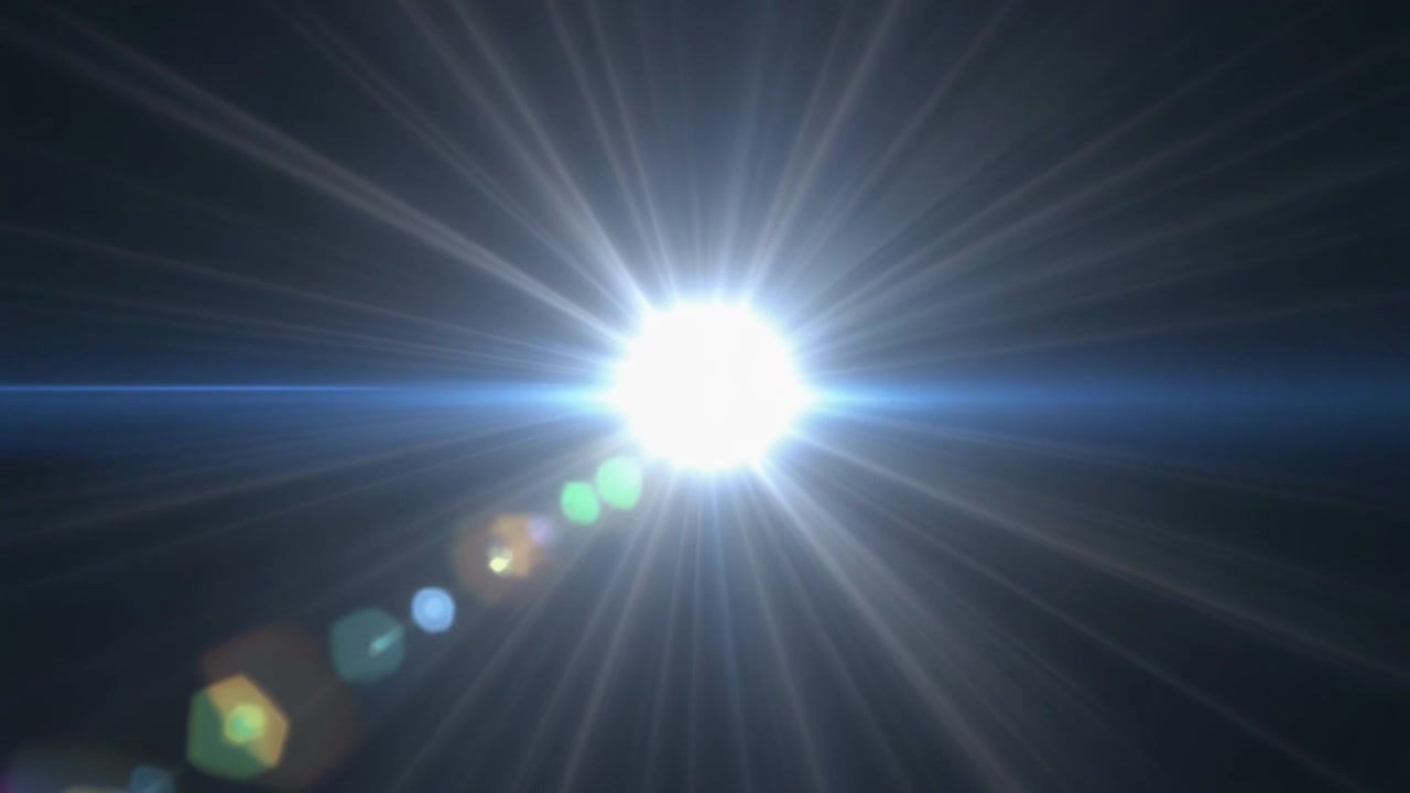 Bagliore di luce bianca brillante con artefatti dell'obiettivo su sfondo nero