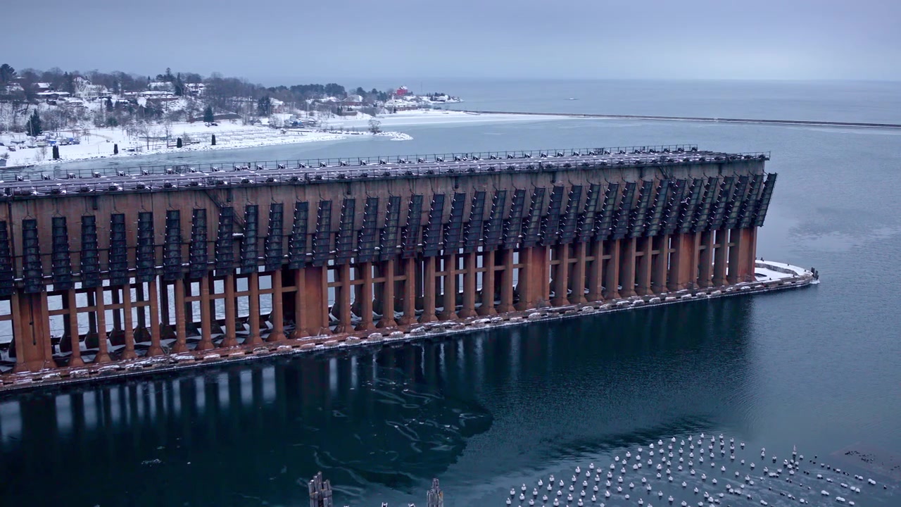 Riprese con drone che evidenziano l'architettura industriale di un molo di carico di minerale di ferro coperto di neve nel Michigan settentrionale.