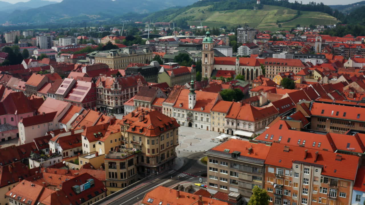 puente glavni hacia el ayuntamiento en la plaza principal de la ciudad de maribor en eslovenia