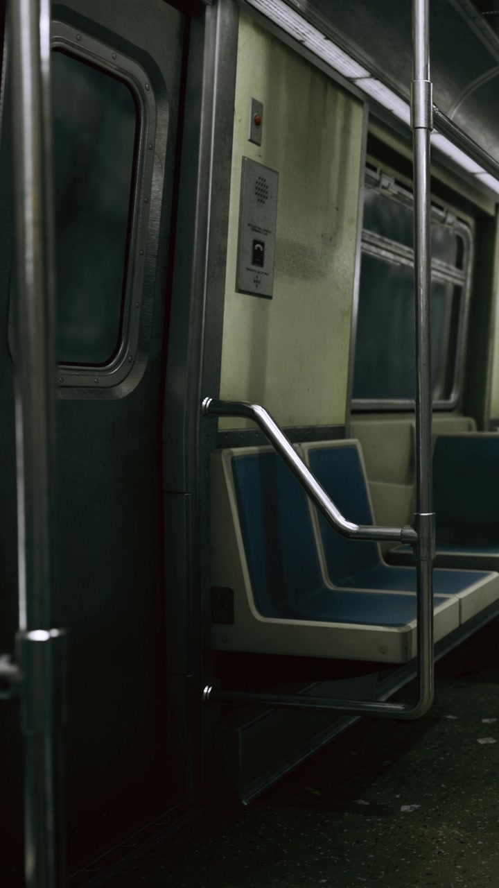 Vagone della metropolitana vuoto in una città nelle prime ore del mattino.