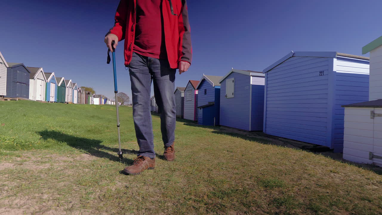 imágenes breves de un hombre caminando con un bastón.