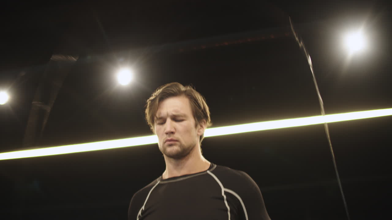 boxeador masculino deportivo haciendo ejercicio en el ring de boxeo. hombre de fitness calentándose en el gimnasio