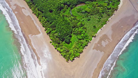 imágenes aéreas de drones que revelan una playa en forma de cola de ballena en el parque nacional marino ballena, costa rica