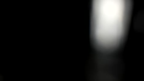 fugas de luz abstractas en un fondo negro.