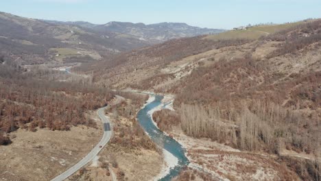 Aéreo:-Toma-De-Pedestal-Sobre-Un-Río-En-Los-Apeninos