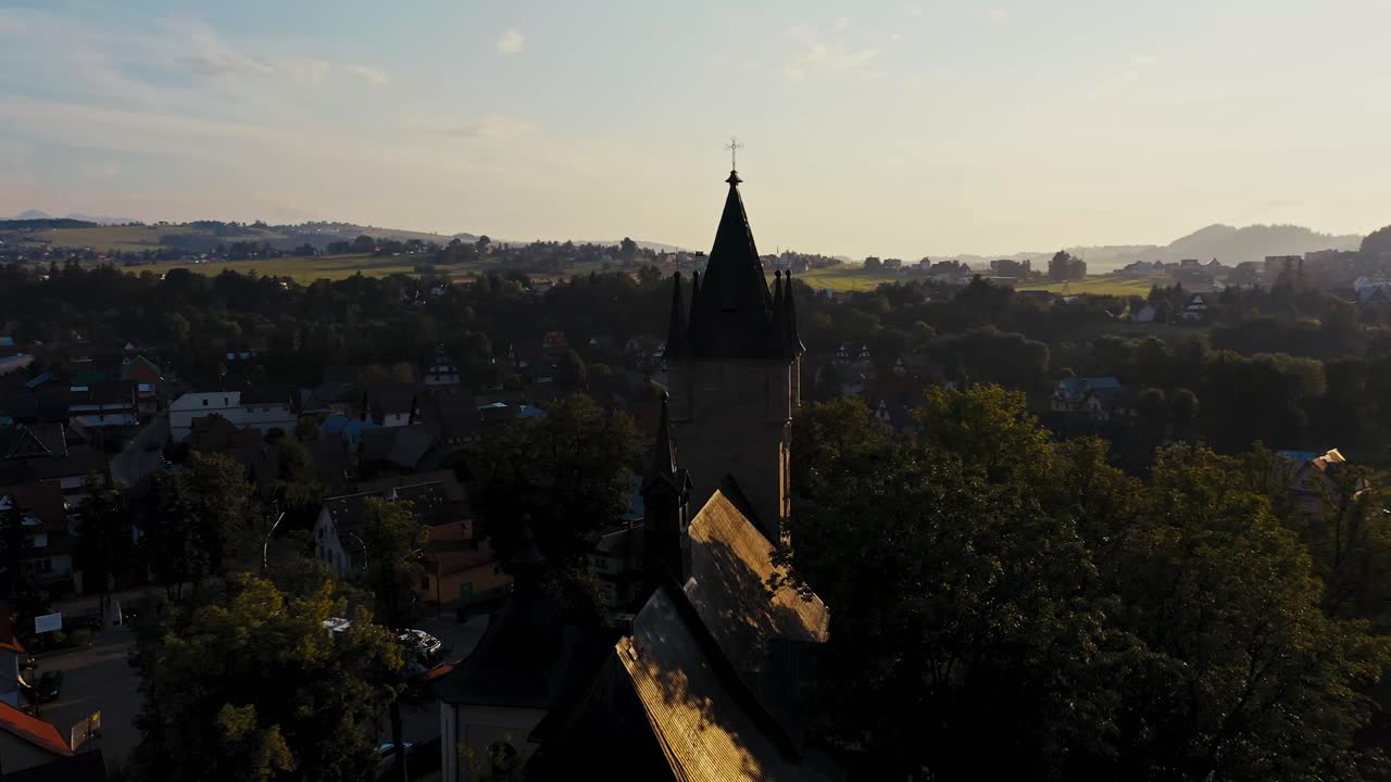 Polsk kirke. Drone luftfoto tæt på. Fantastisk skud under solnedgang
