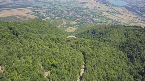 vista de un avión no tripulado de una persona en parapente