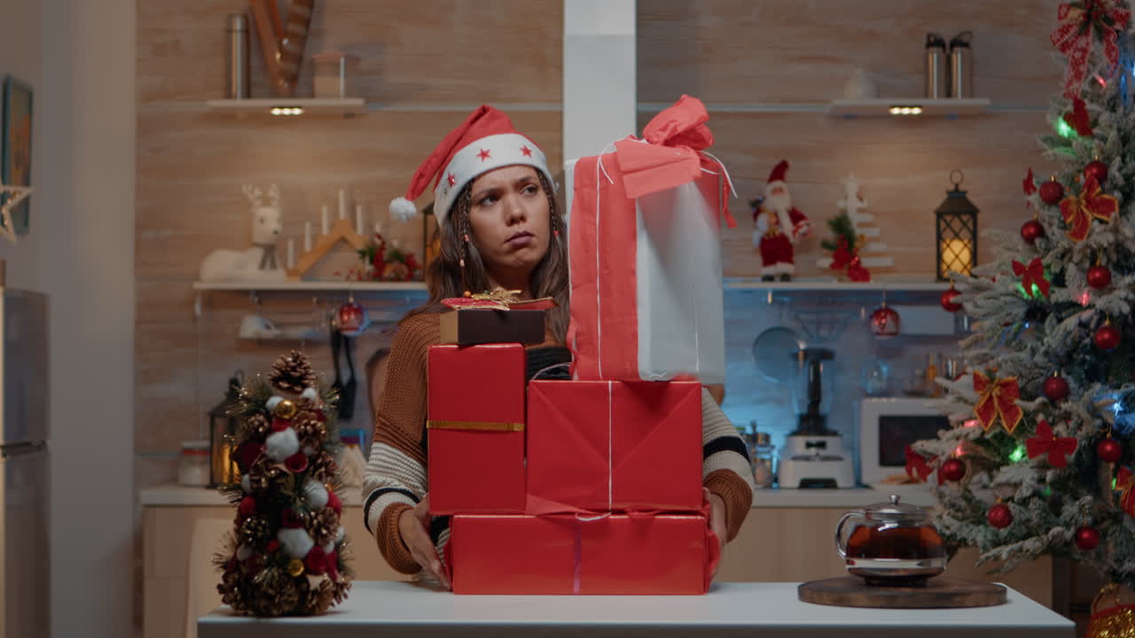 mujer festiva poniendo regalos en el mostrador de la cocina