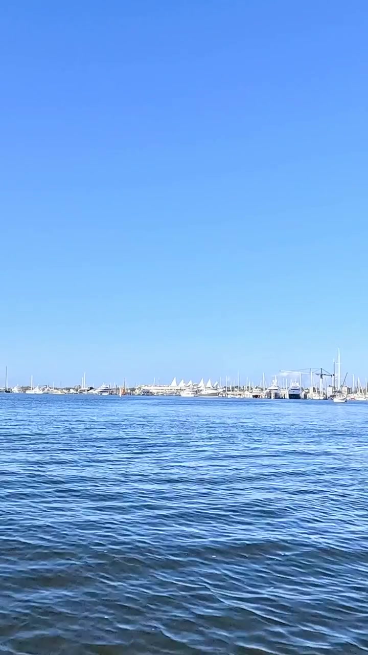 Malerische Flusskreuzfahrt mit Blick auf die Stadtsilhouette