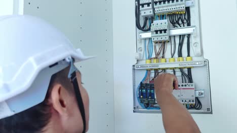 electricista trabajando en un panel eléctrico