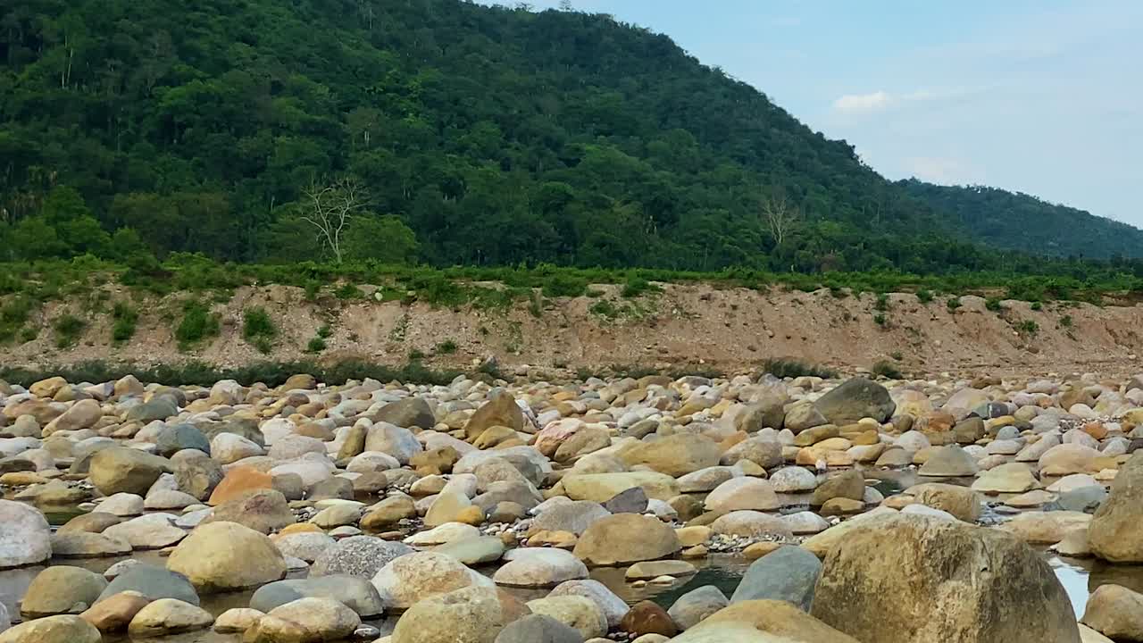 Lanskap Perbukitan Khasi dengan aliran berbatu di Bichanakandi, Sylhet. Jalur bukit Perbatasan Bangladesh-India