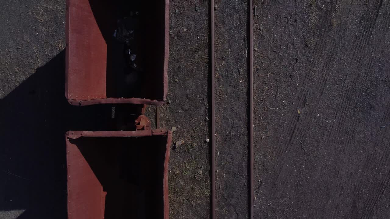 Topudsigt over skinner og vogne, der bruges til at transportere kul fra minen i Fabero.