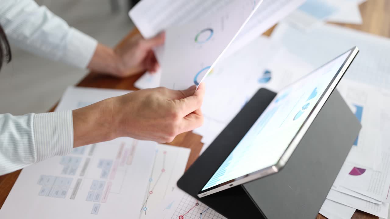 Analyzing Business Data with Tablet and Charts