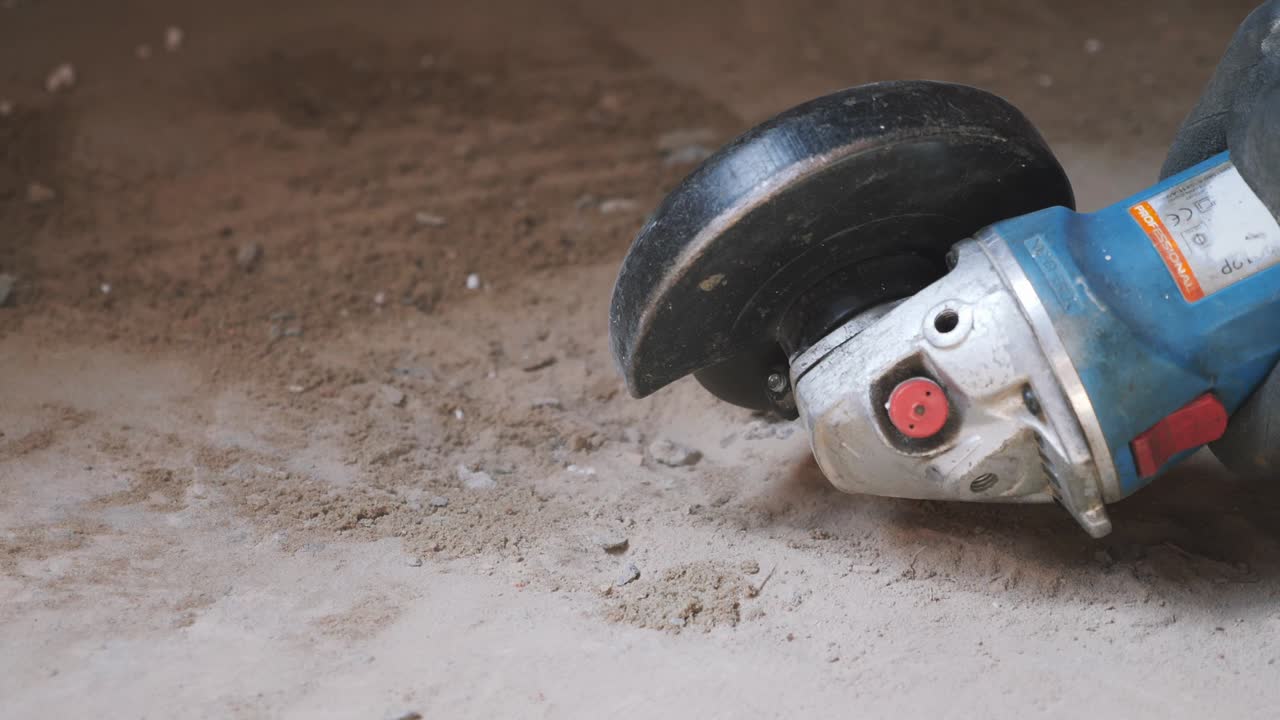 원형 자루는 금속을 자르는 데 불꽃을 일으킨다. 노동자는 드  자리를 사용하여 금속을 는다.