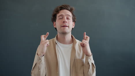 man crossing fingers