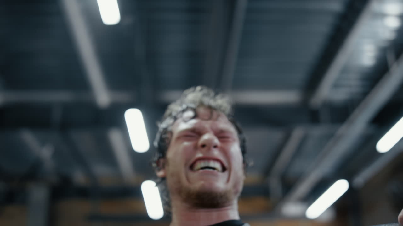 kickboxer estricto haciendo levantamiento de pesas en el gimnasio. deportista terminando el entrenamiento