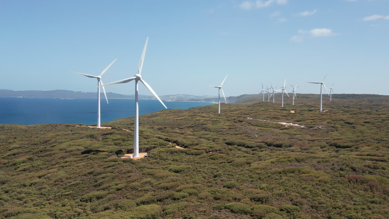 vista aérea de generadores de energía eólica, en la costa de albany, día soleado, en australia - seguimiento, disparo de drones