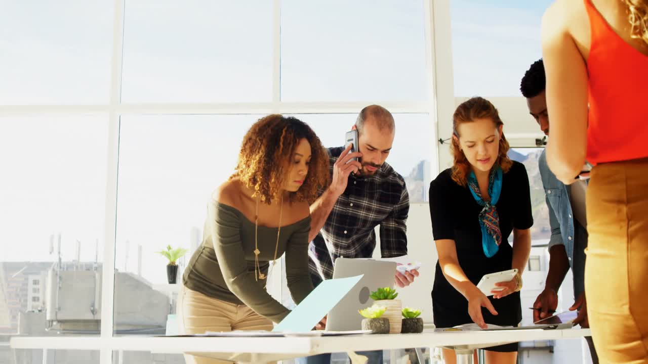 Groep collega's die samenwerken
