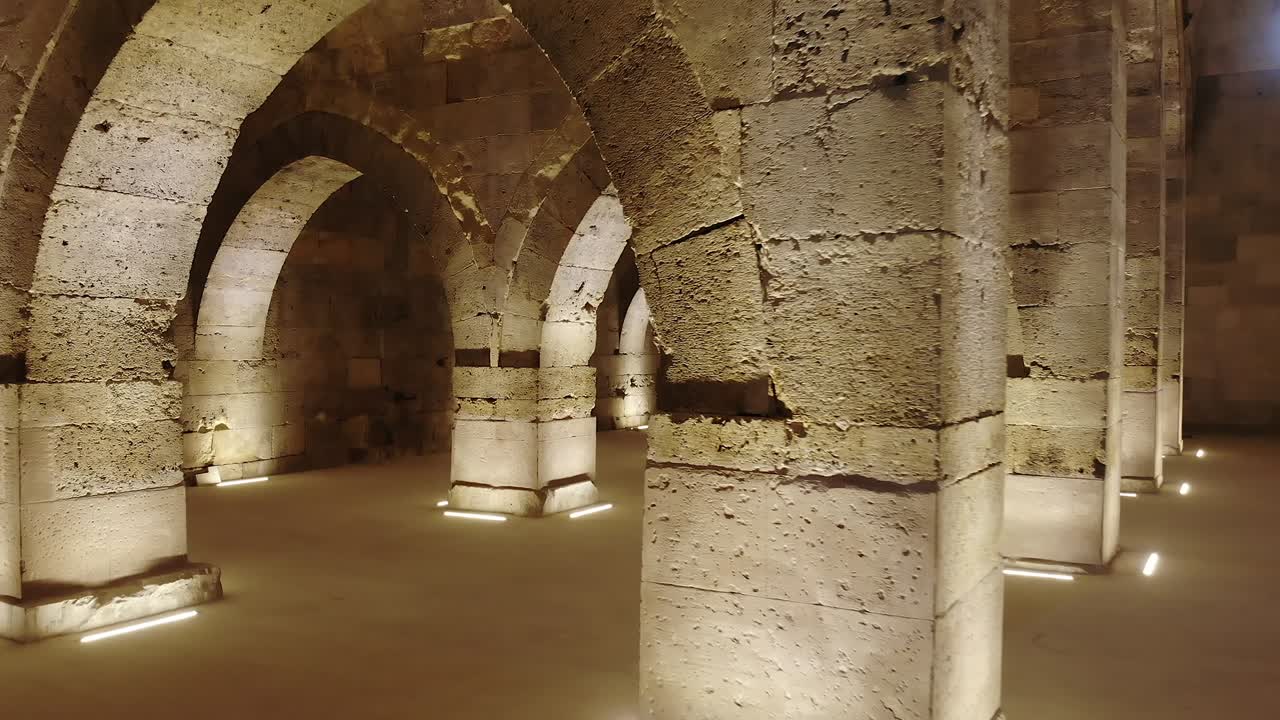 interior de un edificio monumental histórico con arcos y cúpulas de piedra