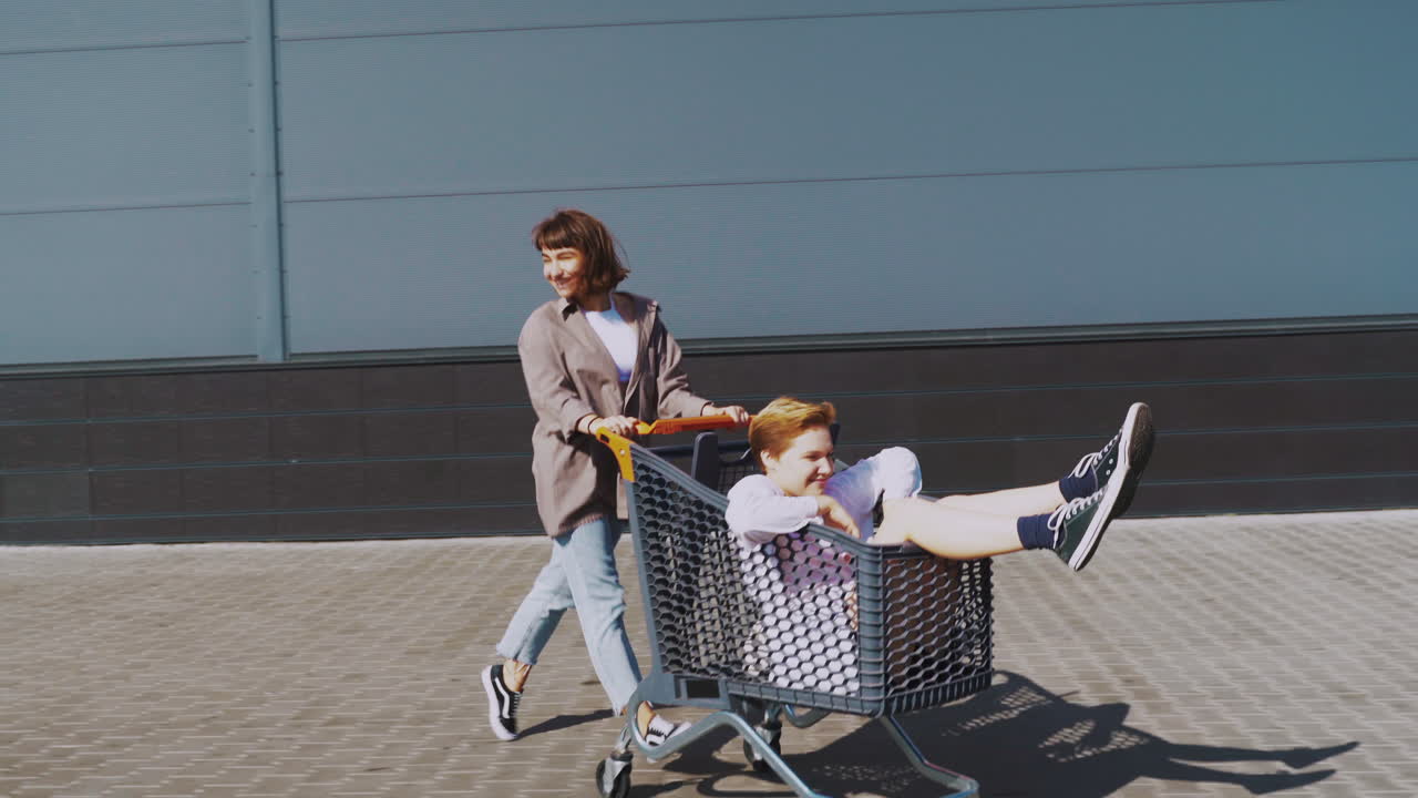un paseo divertido en el carrito de compras.