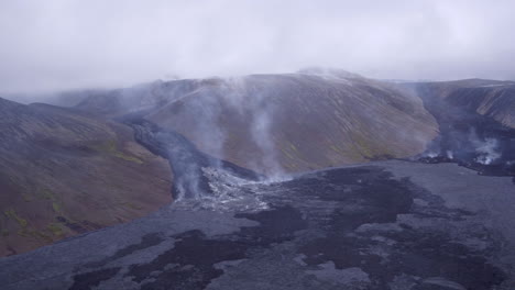 el volcán fagradalsfjall en islandia fue fotografiado desde el aire sobre campos de lava enfriados.