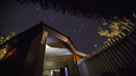 lapso de tiempo en la noche en una habitación en maldivas