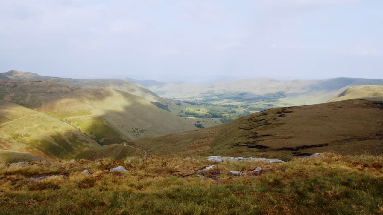 moorlands, kinder scout, derbyshire, england 위를 지나가는 구름 그림자의 timelapse