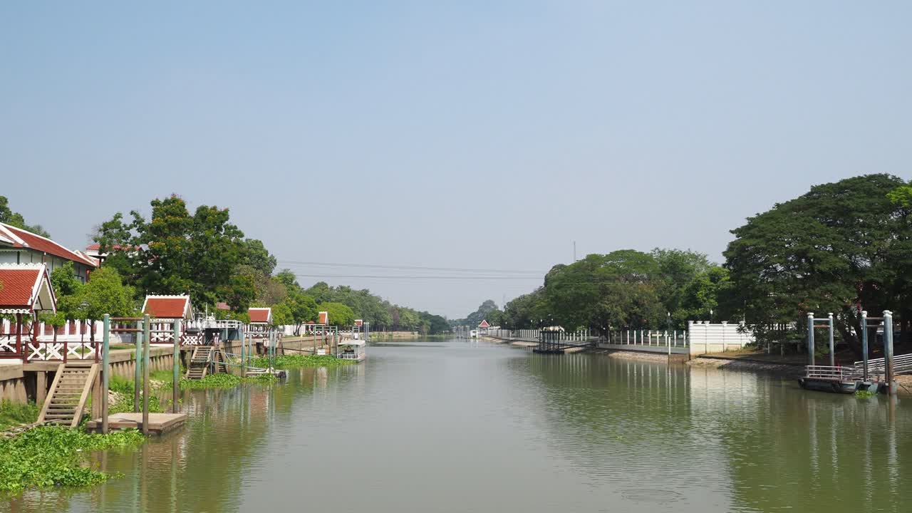 río tranquilo con reflejos y casas frente al mar