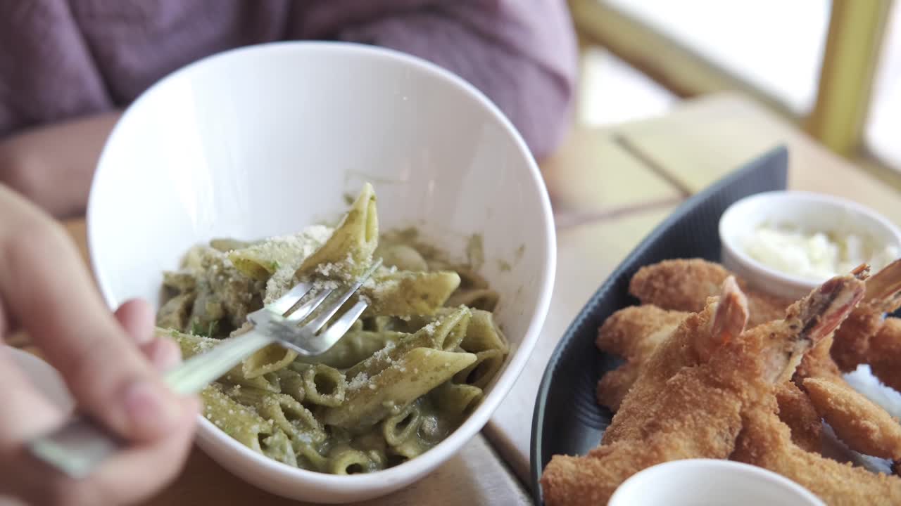 pasta con pesto y camarón frito