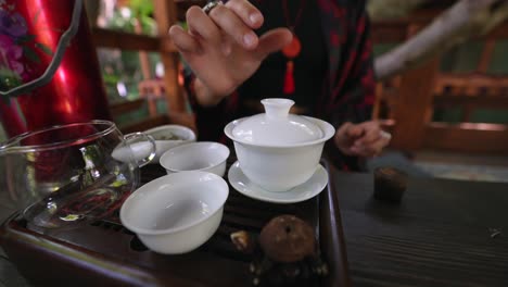 mujer disfrutando de una ceremonia tradicional de té