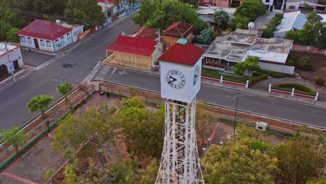 Toma-Inclinada-Ascendente-Hacia-Abajo-De-La-Famosa-Torre-Del-Reloj-De-Montecristi-Durante-El-Día-Soleado,-República-Dominicana