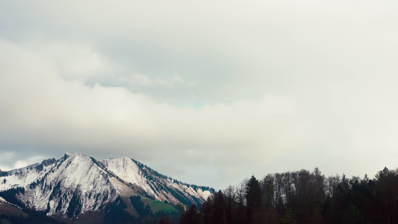 Timelapse delle montagne innevate circostanti di Gruyères, Svizzera