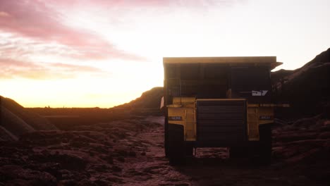 camión de descarga amarillo, camión de minería en el sitio de minería