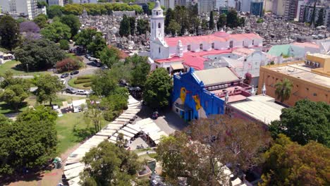 órbita-Aérea-De-Un-Mercado-Dominical-Frente-Al-Centro-Cultural-Recoleta,-Un-Lugar-De-Recreación-Y-Educación-En-Buenos-Aires,-Argentina