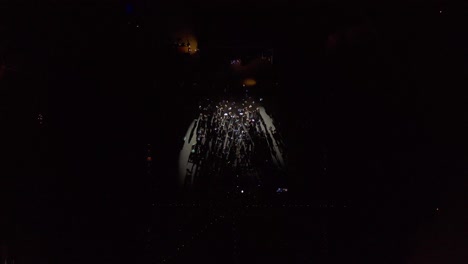 multitud de conciertos bajo las luces del escenario