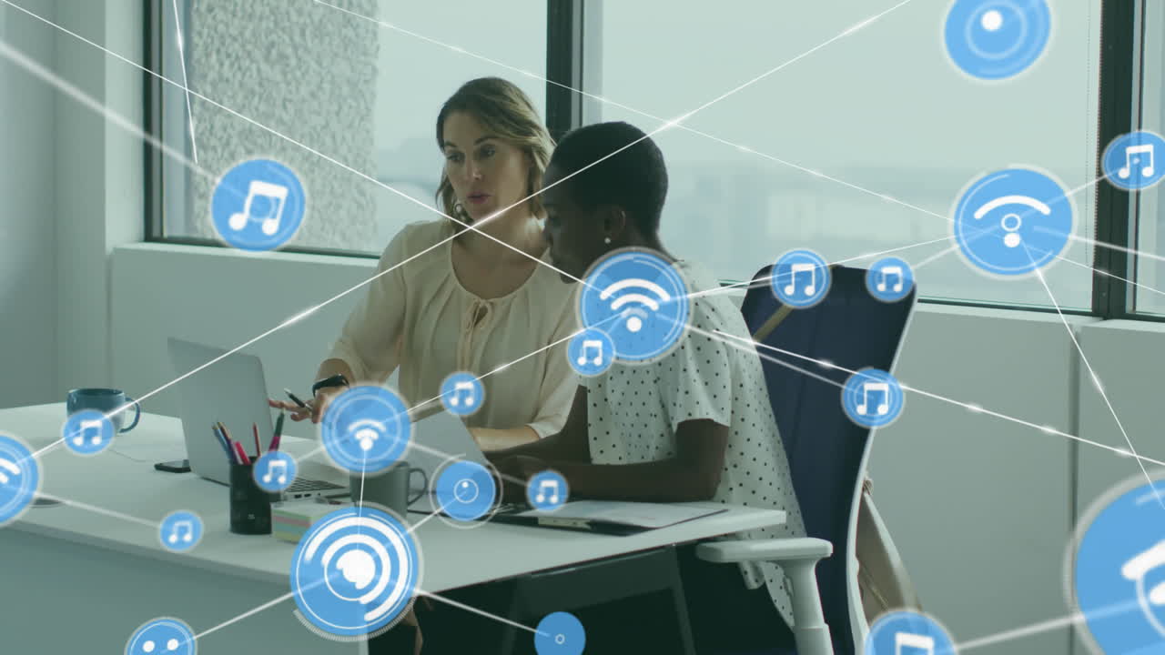다양한 여성 동료들이 사무실에서 노트북에서 보고서를 논의하는 연결된 아이콘의 애니메이션