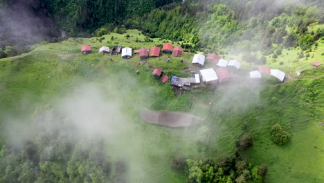 toma cinematográfica de un pequeño pueblo en la cima de una montaña en el pueblo de tusheti en georgia
