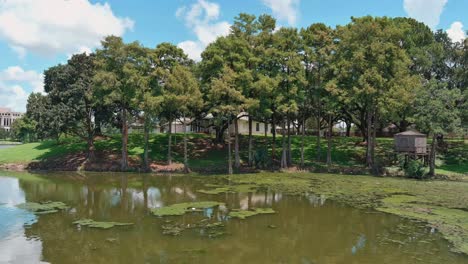 Vista-De-Drones-De-Casas-Frente-Al-Lago-En-Baton-Rouge,-Louisiana