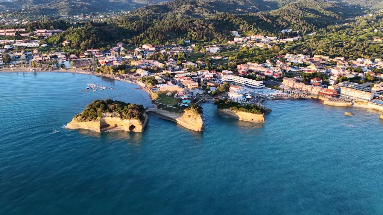 Imagem aérea de drone das formações rochosas de arenito do Canal d'Amour e do resort de praia em Sidari, Corfu, Grécia - Ponto turístico famoso e Mar Jônico turquesa.