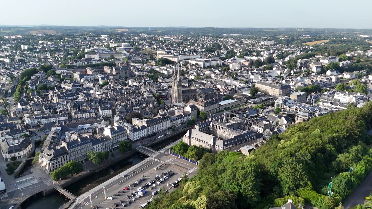 Quimper centrum, Nordvestfrankrig. Panorerende droneoptagelse.