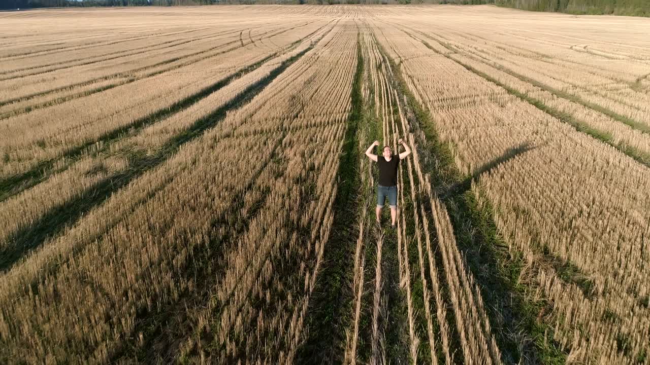 성공한 젊은 행복한 남자 우승자는 기하고 팔을 펴고 경기장에 뛰어들었다.