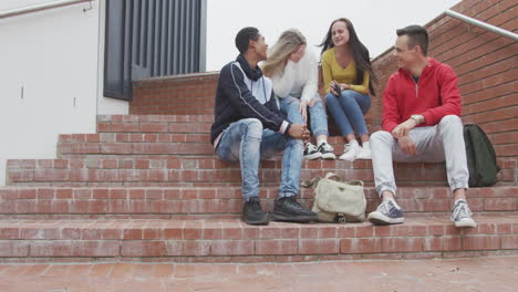 amigos riendo juntos afuera en la escuela secundaria