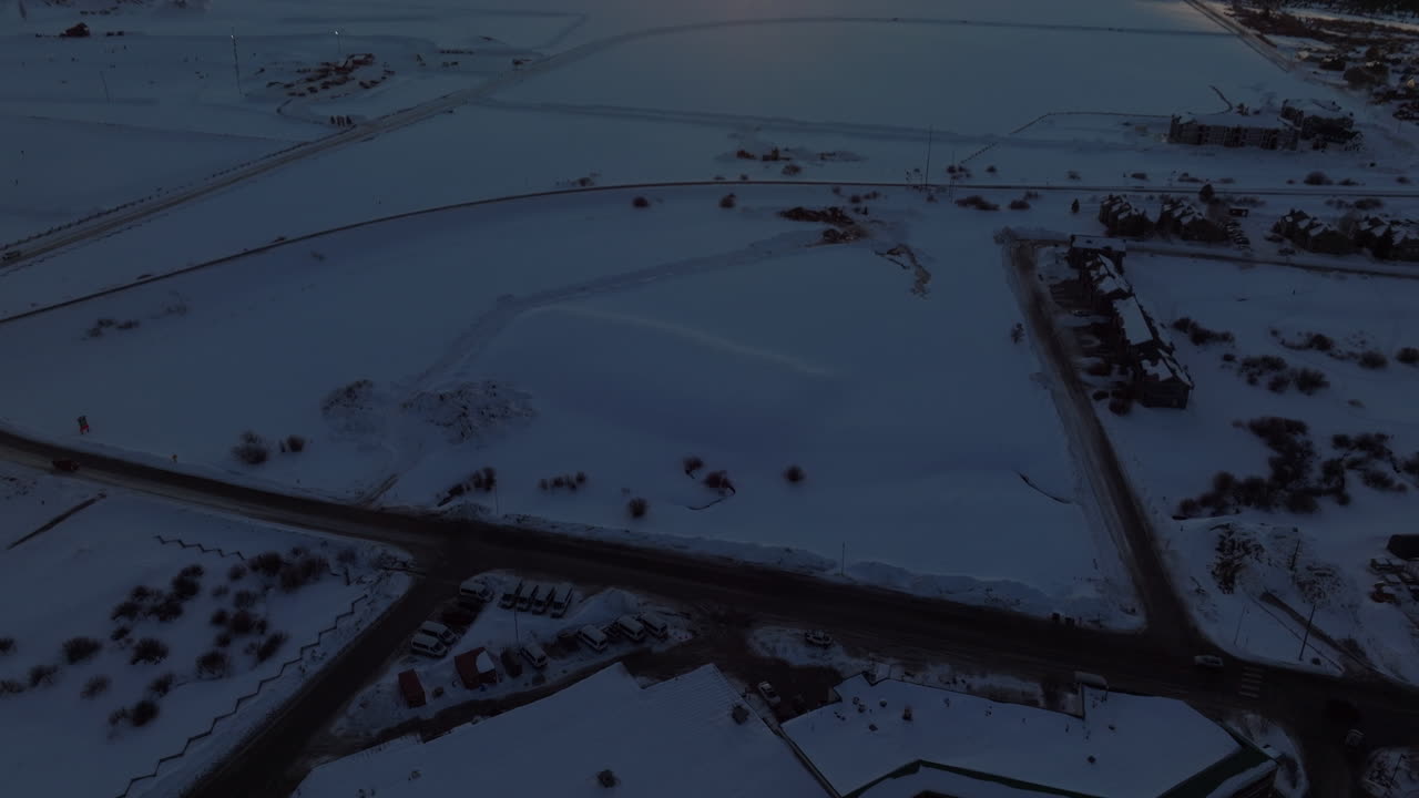 석양에 산의 공중 틸팅 샷