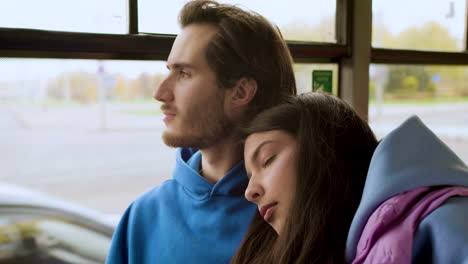 vista de cerca de una pareja en el autobús