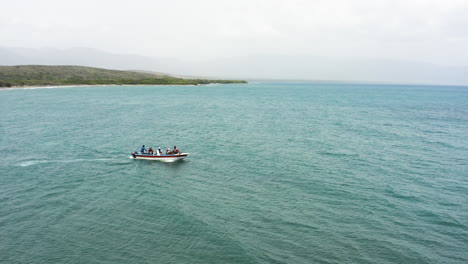 antena - gente en un barco turístico, playa de monte rio, república dominicana, círculo pan