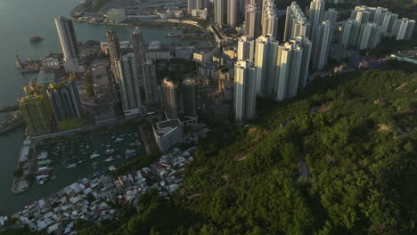 Tiro-De-Revelación-De-Inclinación-Hacia-Arriba-De-Suspenso-Del-Distrito-De-Yau-Tong-Con-El-Horizonte-De-Hong-Kong-Y-La-Cordillera-Durante-El-Atardecer