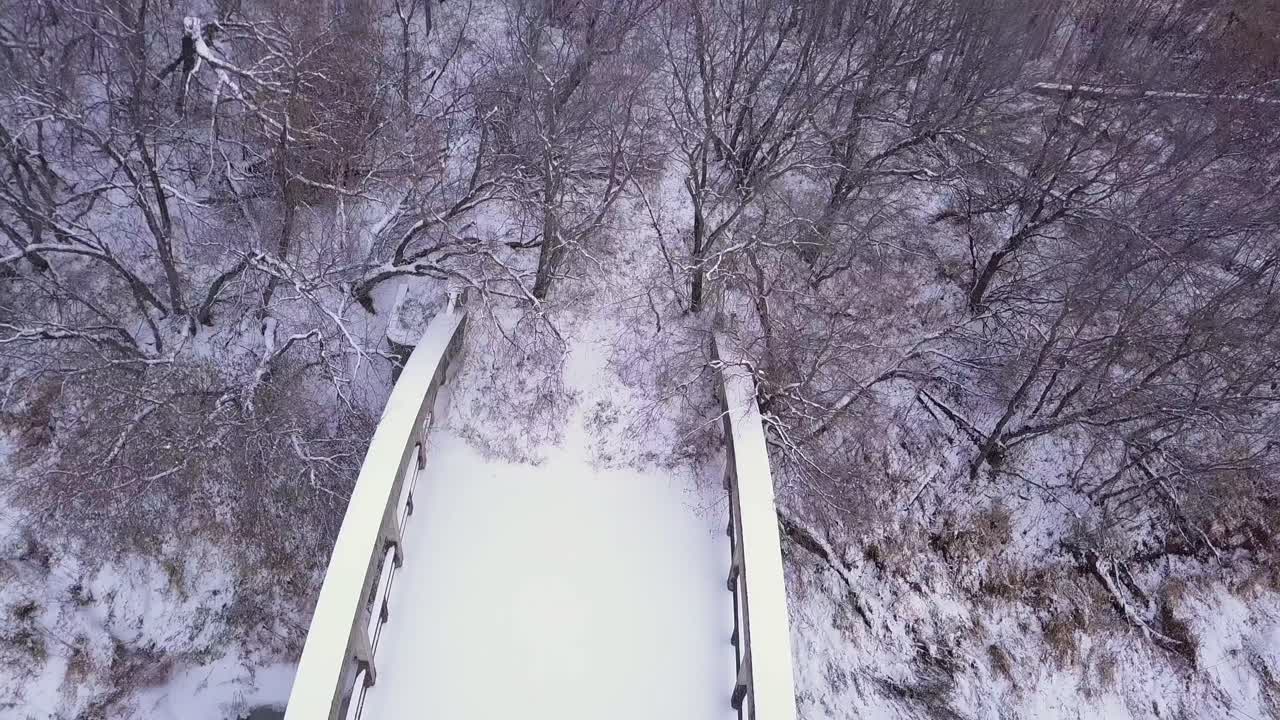 겨울 강 을 가로지르는 길게 버려진 고속도로 다리 위 에 공중 으로 올라간다