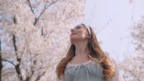 una bonita mujer rubia paseando en primavera en el parque forestal del ciudadano de yangjae, distrito de seocho, ciudad de seúl, corea del sur