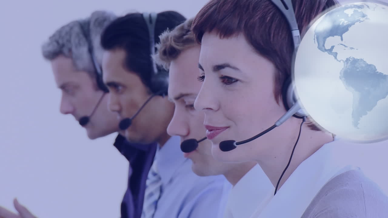 animación del globo sobre la gente de negocios usando auriculares de teléfono